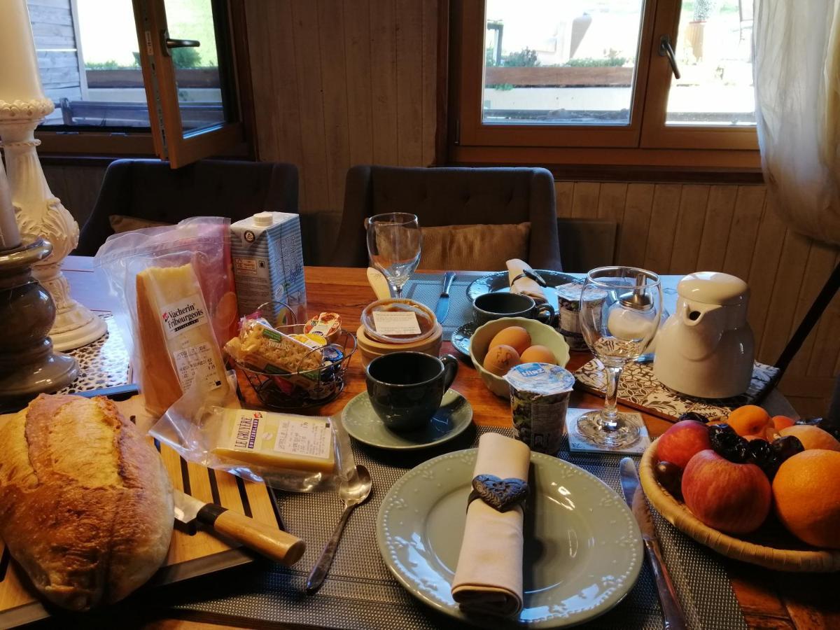 Petite Maison Sur La Colline Du Gibloux: 1Chambre,1 Salon Et Salle De Bain Prives Au Rez De Chausse, Piscine Exterieur Et Bbq , Le Châtelard-Montreux Exterior foto